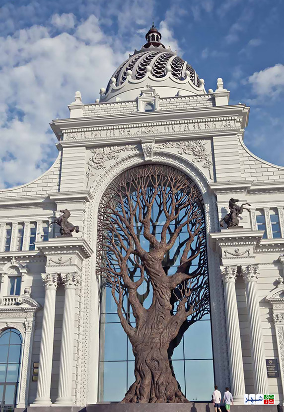 درختی که در ساختمان وزارت کشاورزی روسیه ریشه دوانده