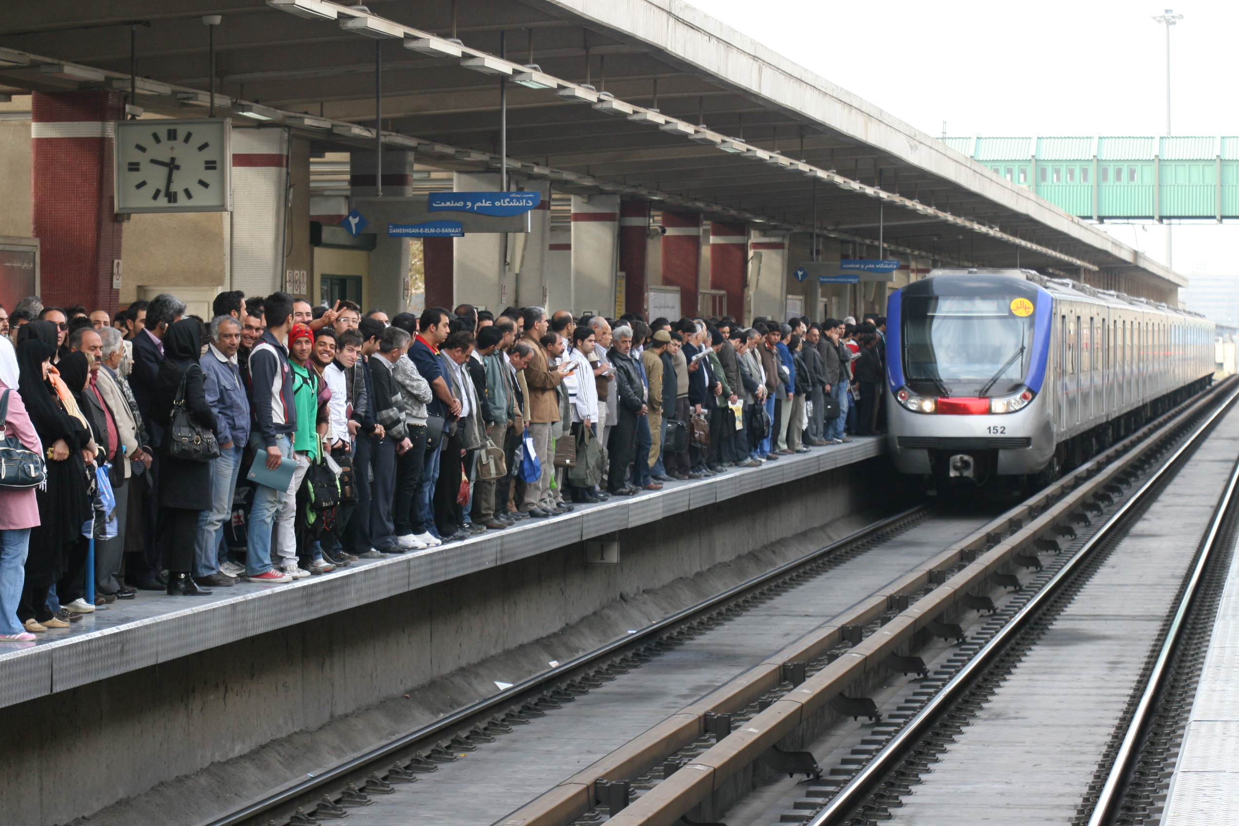 مدیرعامل مترو: حداکثر انتظار برای قطار 15 دقیقه/ تندگویان: مردم 50 دقیقه منتظر قطار می مانند