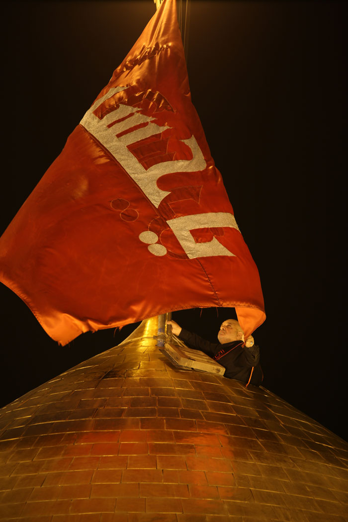 مراسم تعویض پرچم حرم مطهر امام حسین(ع) در کربلا + عکس