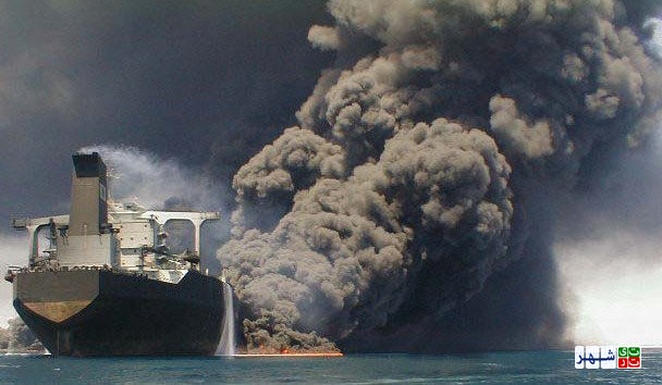 کشتی نفتکش ایرانی همچنان در آتش می‌سوزد