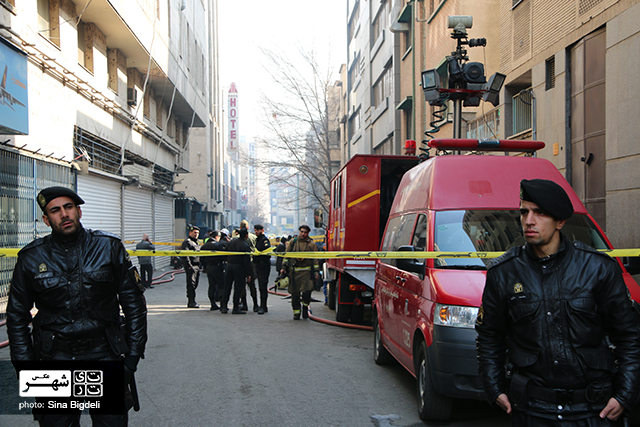گزارش تصویری از فداکاری آتش نشانان در مقابل آتشِ وزارت نیرو