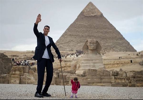 تصاویری از دیدار بلندترین مرد کره زمین با کوتاه‌ترین زن کره زمین در کنار اهرام مصر