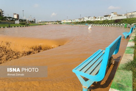 بارش شدید باران در قم موجب فعال شدن رودخانه این شهر شد.