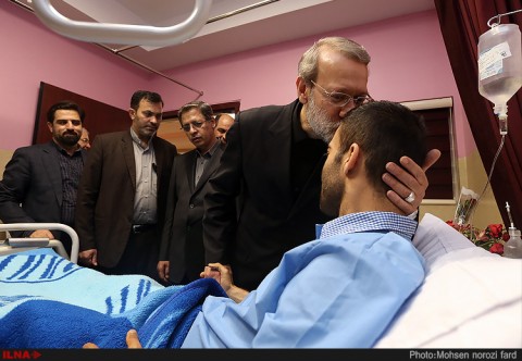 عیادت علی لاریجانی رئیس مجلس از مجروحان حادثه تروریستی تهران