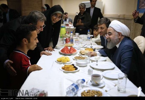 حضور رئیس جمهوری در ضیافت افطار با مددجویان