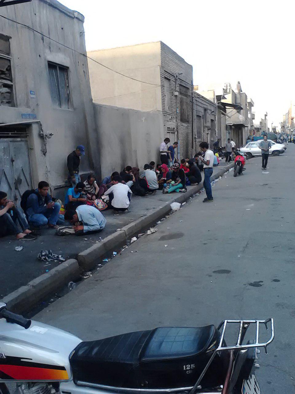 هجوم معتادان متجاهر به بازار/ منطقه 12 روزها نیز غیرقابل سکونت شد+عکس