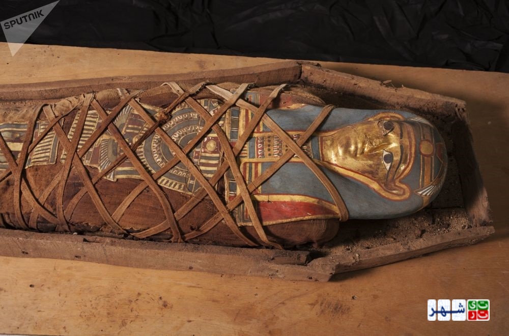 مومیایی مصری همراه با ماسک طلا
