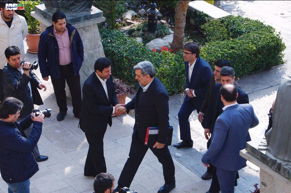 فرار شهردار تهران از جهت گیری های سیاسی رسانه ها/  منتقد مدیریت شهری سابق  علاقه ای به دادن پاسخ های روشن به سوالات انتقادی خبرنگاران ندارد