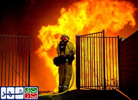 تلاش آتش نشانان برای مهار آتش در کالیفرنیا‎