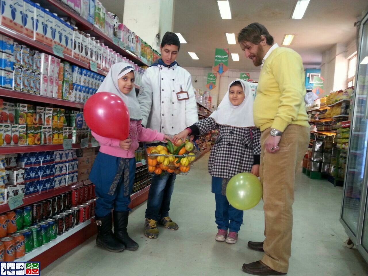 بازارهای میادین میوه و تره بار مشوق کودکان در تغذیه سالم می شوند/ برای نخستین بار در بازارهای میوه و تره بار تهران میوه رایگان به کودکان عرضه می شود!