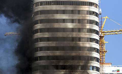 آتش سوزی در یک برج در حال احداث
