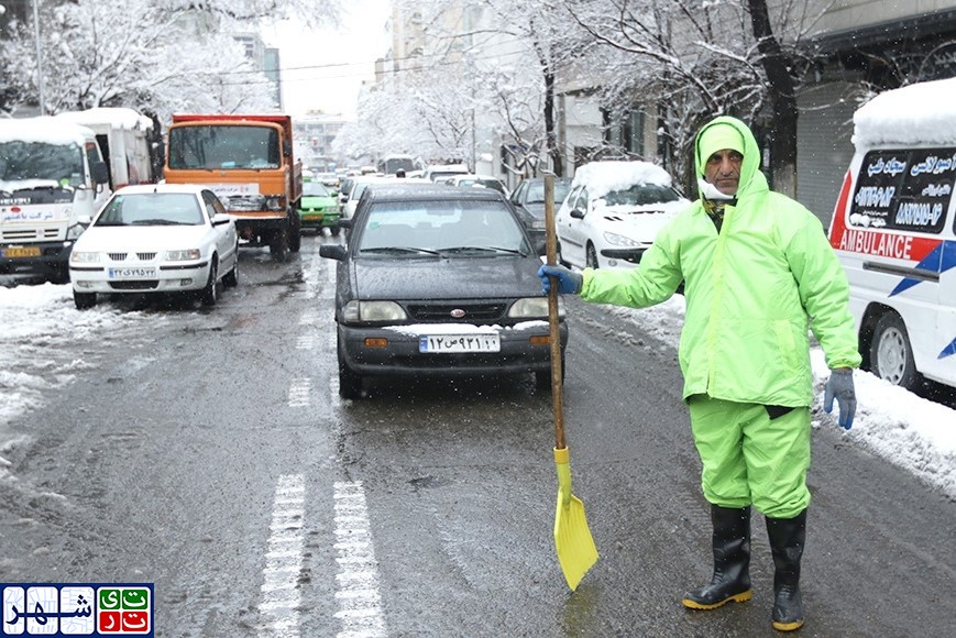 یزدانی:42 ایستگاه برف تکانی در پایتخت مستقر هستند!/ امسال مردم فقط برف بازی کنند خودمان درختان را می تکانیم!