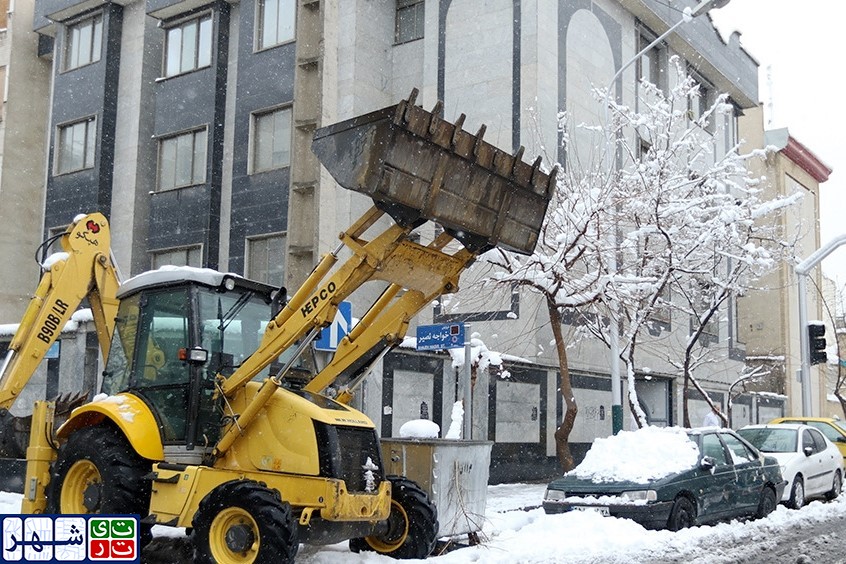 یزدانی:42 ایستگاه برف تکانی در پایتخت مستقر هستند!/ امسال مردم فقط برف بازی کنند خودمان درختان را می تکانیم!