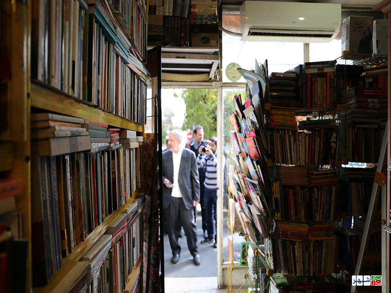 از افتتاح چند کتابفروشی تا حفظ کتابفروشی 42 ساله