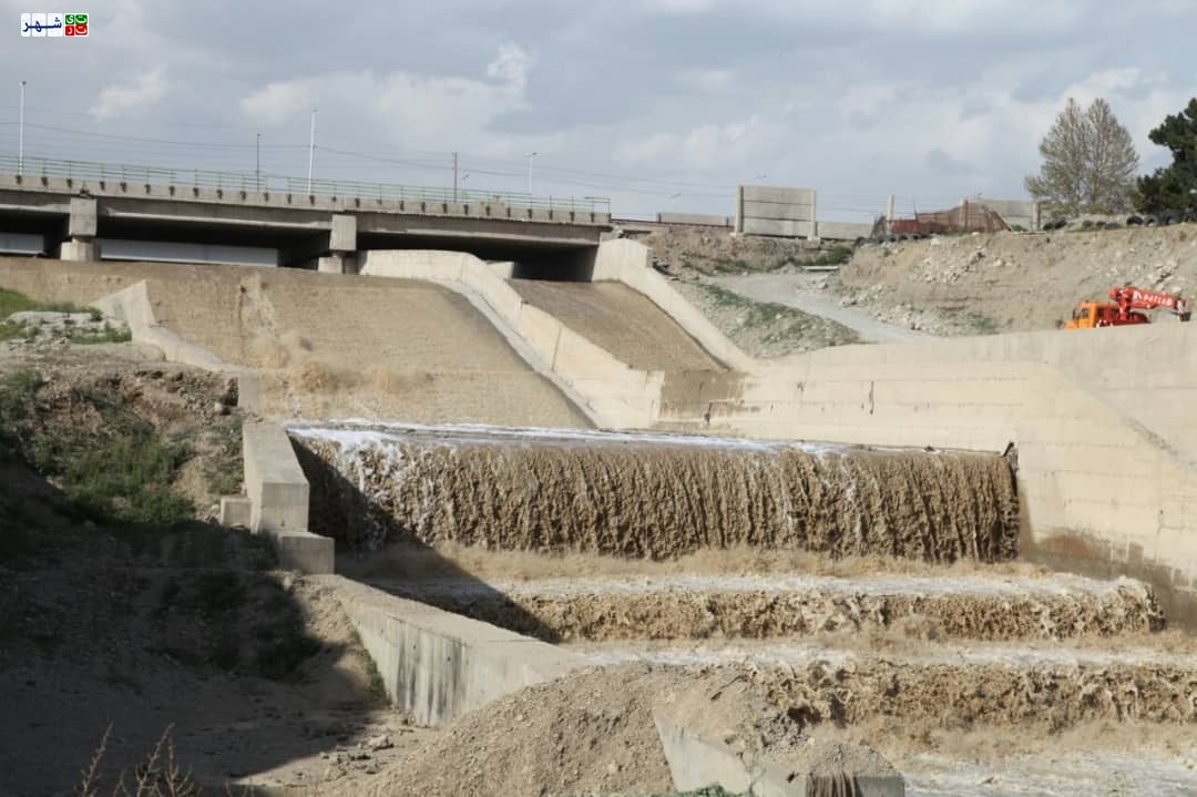 تخریب پل تاریخی کن بر اثر سیل/ تلاش شهرداری تهران برای  باز سازی مجدد پل قدیمی کن در جنوب پایتخت