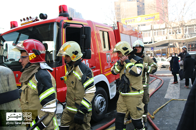 گزارش تصویری از فداکاری آتش نشانان در مقابل آتشِ وزارت نیرو