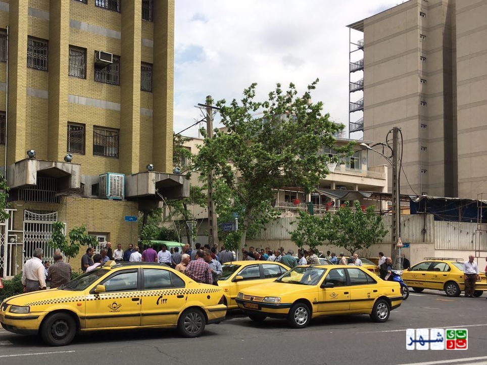 تجمع 1500راننده تاکسی در مقابل درب این تعاونی/ تعاونی تعطیل است و کسی پاسخگو نیست!+عکس