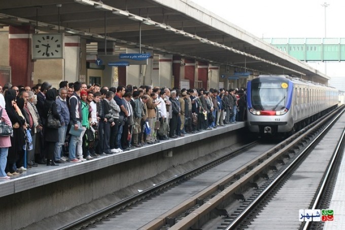 1300 زن شهرستانی در مترو تهران دستفروشی می کنند/ قطارها در اشغال دستفرشان