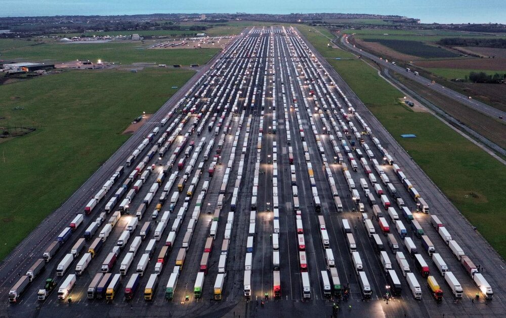 عکس‌های هوایی از تجمع کامیون‌ها در مرز فرانسه