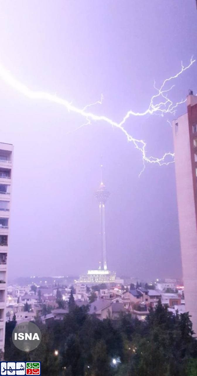 تصاویری از رعد و برق شب گذشته آسمان تهران